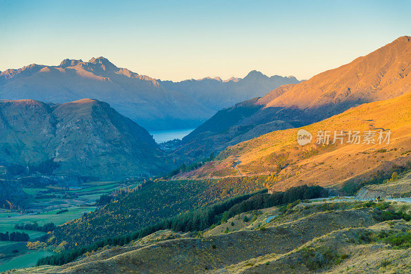 新西兰皇后镇壮观的山峰全景