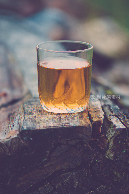 苹果汁杯放在木头上