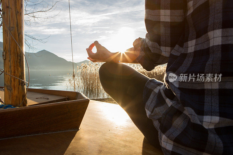 在大自然沃玛练瑜伽，湖山景观