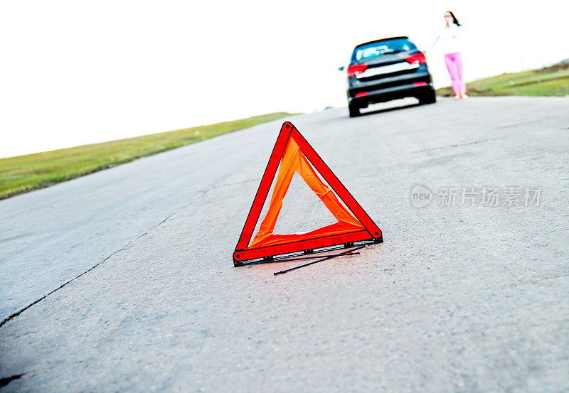 红色的三角形标志在路上