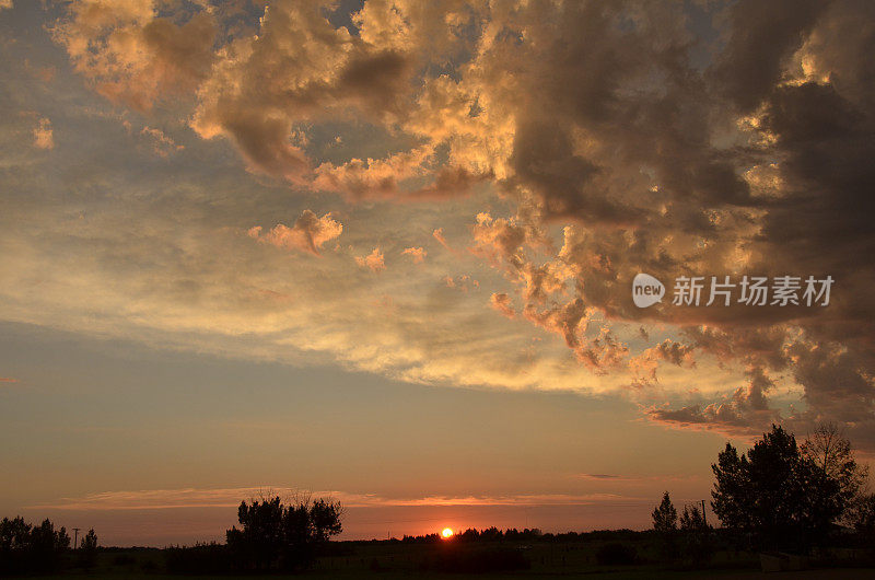 夏日的日出，草原上橙色的天空