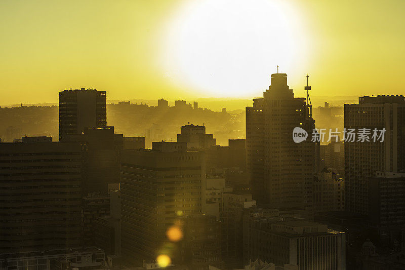 德班城市景观中心与日落剪影
