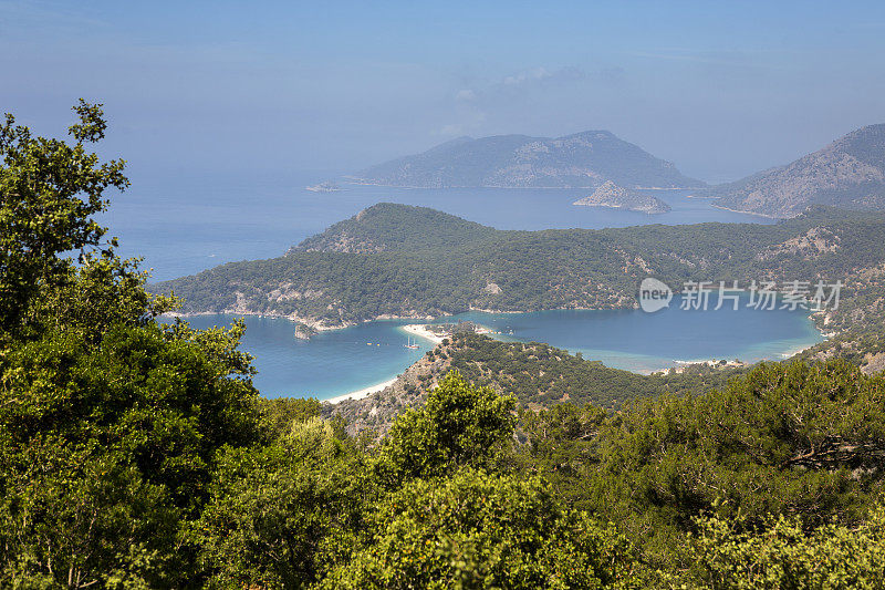 土耳其费蒂耶穆格拉附近的奥卢德尼兹蓝泻湖地区的地中海海岸