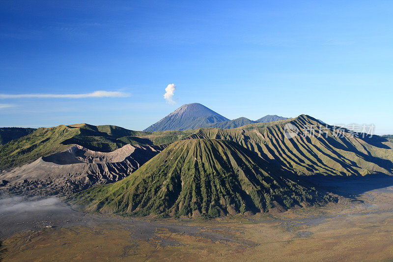 塞如火山小幅喷发