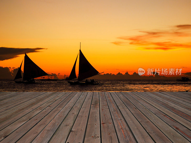 夕阳下的帆船和木制码头