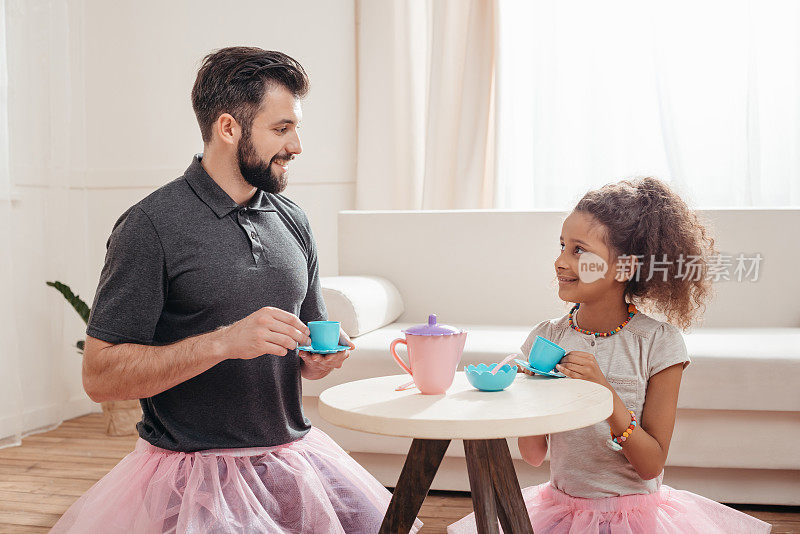 多元文化的父亲和小女儿在家开茶会