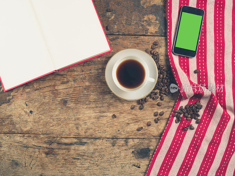 咖啡概念杯，一本书和一个智能手机