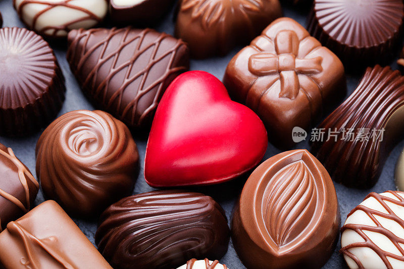 各式各样的巧克力糖果，白色，黑色，牛奶巧克力糖果的背景