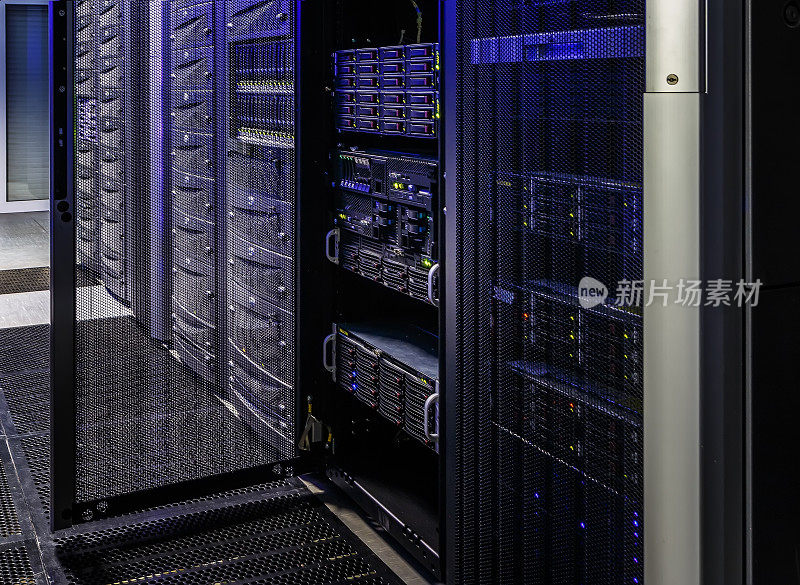 数据中心中有一排排服务器硬件的房间