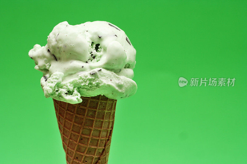 绿色背景上的薄荷冰淇淋蛋卷