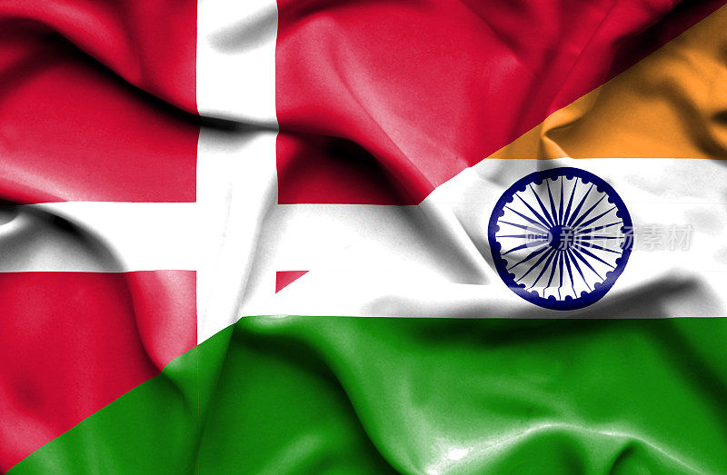 飘扬着印度和丹麦的旗帜