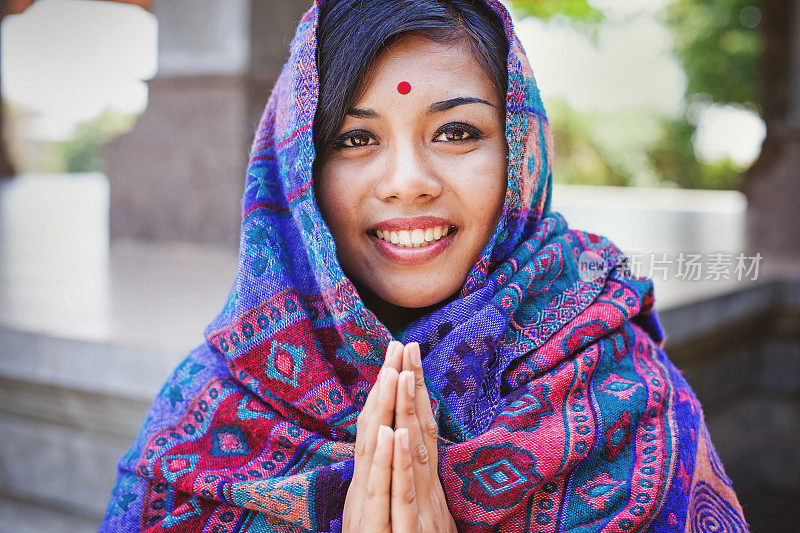 美丽的尼泊尔女人表演合十礼手势