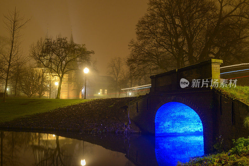 在一个雾蒙蒙的冬夜，通往坎彭赛勒布罗德体育中心的灯光桥