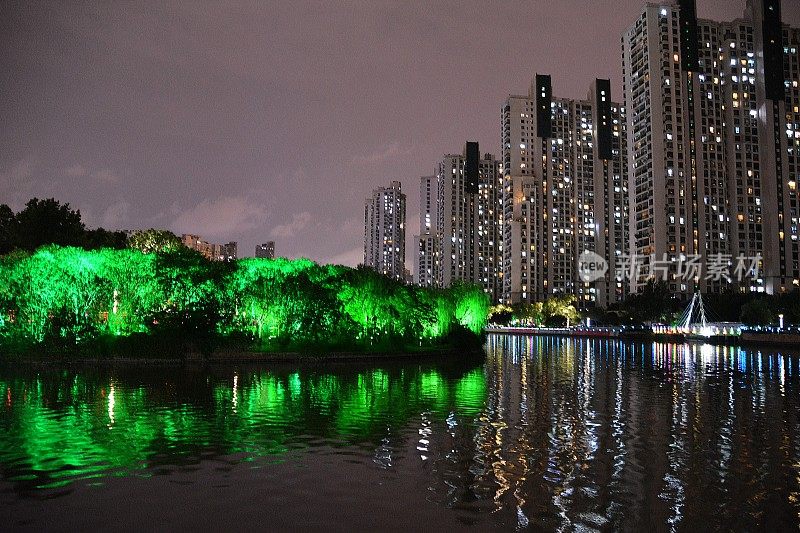 晚上苏州河上的住宅楼，中国上海