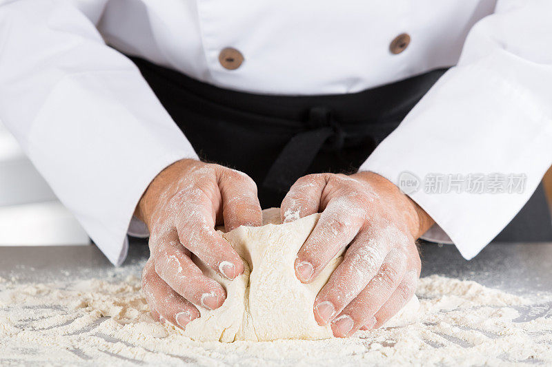 面包师用手揉面