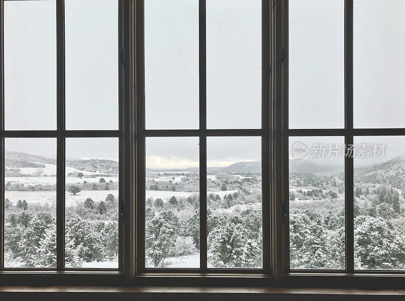 白色风景-西部科罗拉多冬季降雪窗口视图