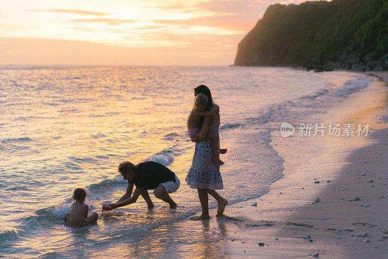 一家人在巴厘岛的海滩上玩耍