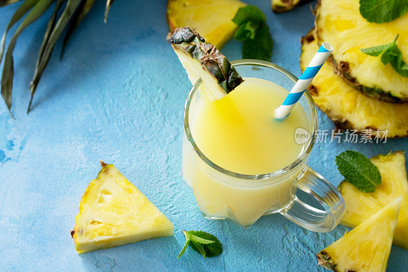 自制清爽水果饮料与菠萝，维生素饮料饮食或素食的概念。寒冷的夏季饮料。副本的空间。