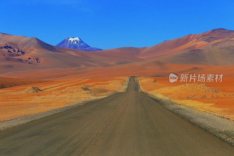 通往阿塔卡马沙漠的柏油公路-壮观的火山景观-智利