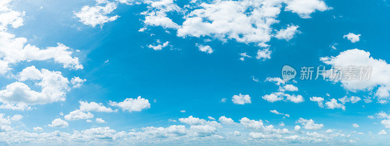 全景清晰的蓝天背景，云与背景。
