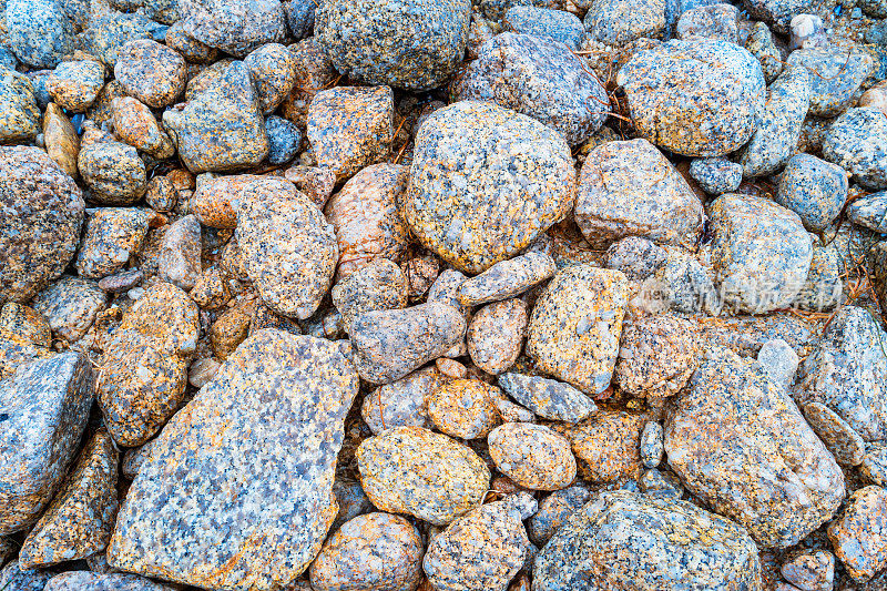 加利福尼亚州蒙特雷的阿西洛玛海滩上的彩色石头