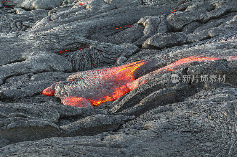 炽热的熔岩流从夏威夷大岛附近