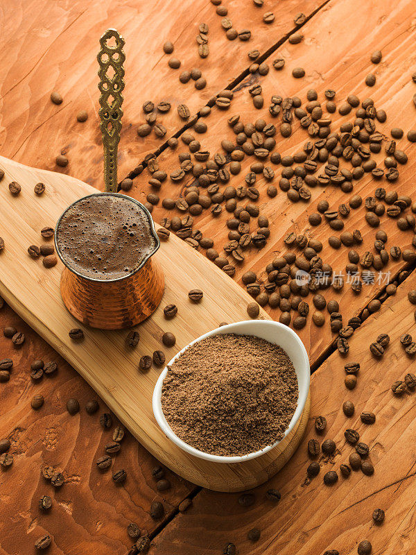 磨碎的咖啡和咖啡壶和烤咖啡豆