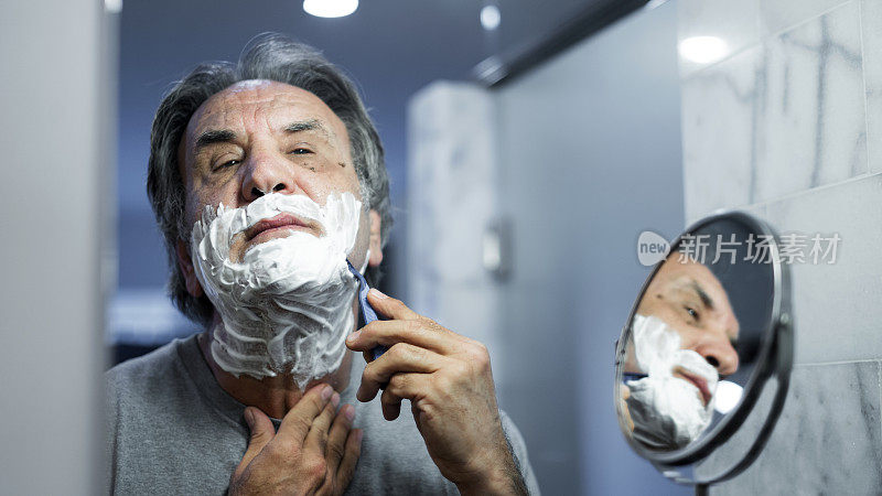 老男人在浴室里刮胡子