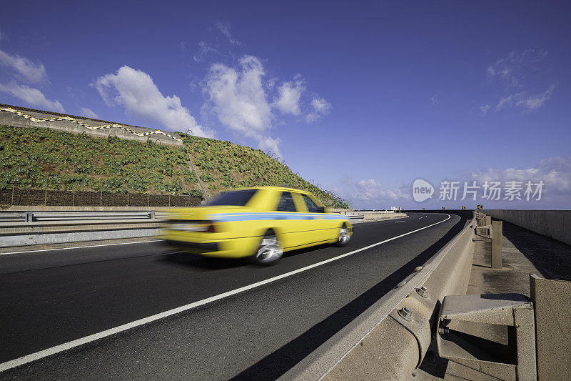 道路上模糊不清的汽车