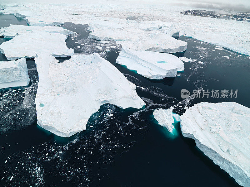 鸟瞰格陵兰岛的冰山