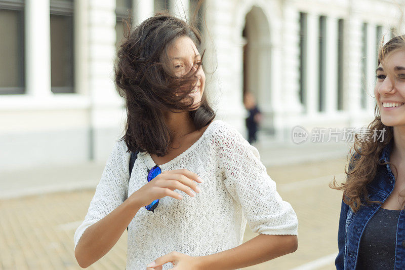 两个快乐的女人在城市里闲逛