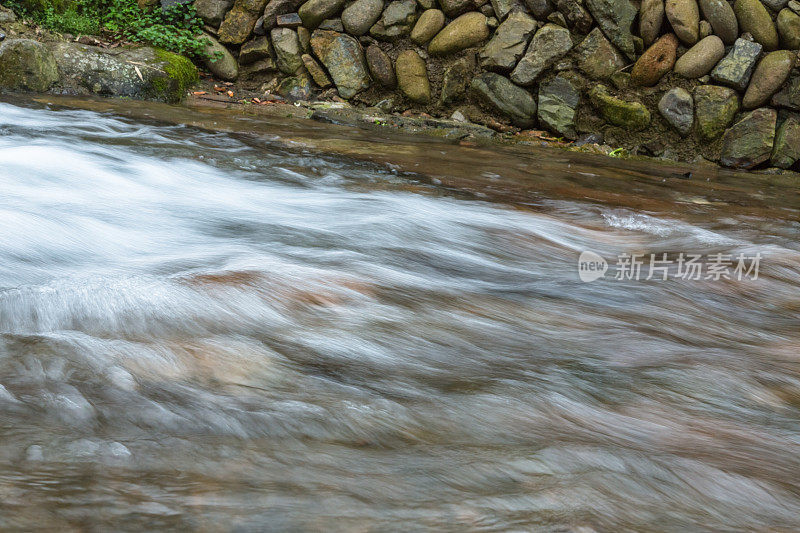 小溪流过村庄里的岩石