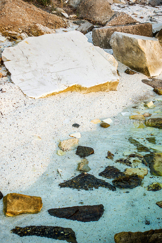 希腊萨索斯岛海边的大理石