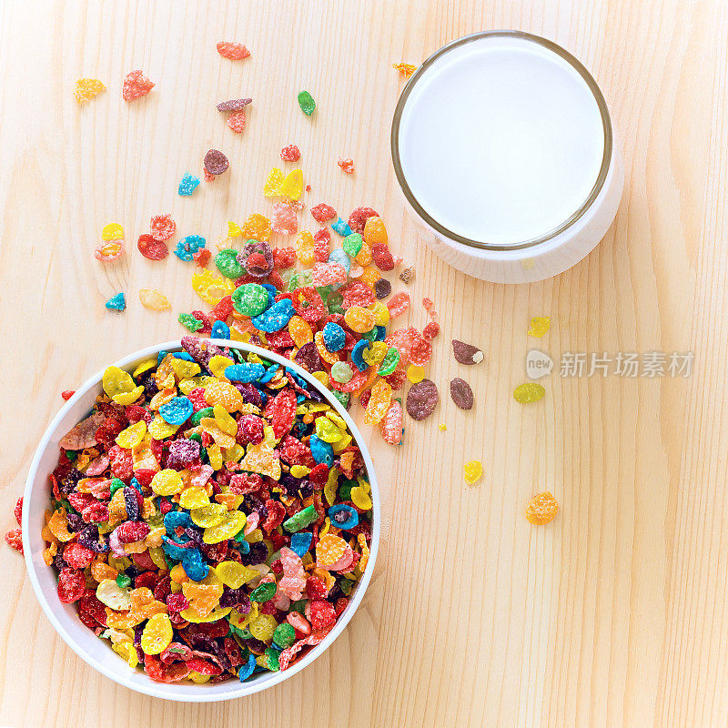 孩子健康的快速早餐。彩色米粉与牛奶在木制背景。副本的空间。有选择性的重点。广场形象