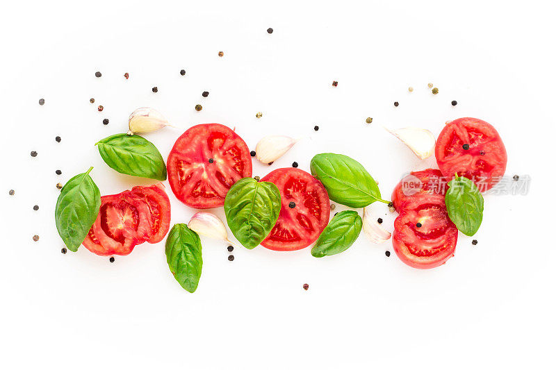 食物背景的西红柿，大蒜和罗勒在白色的背景。俯视图