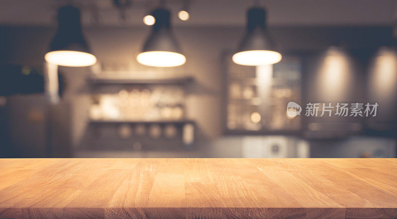 柜台咖啡上模糊的木桌和灯泡