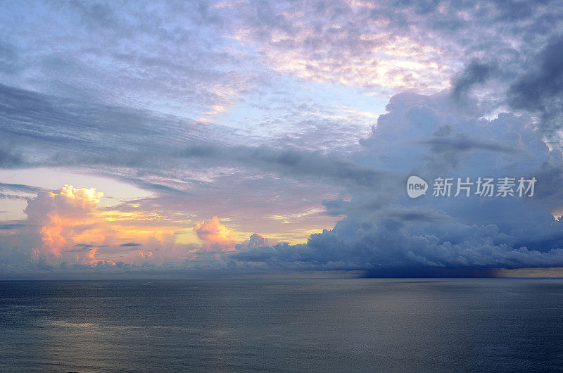 日出时大西洋上空的雷雨