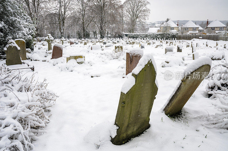 英国白雪覆盖的墓地