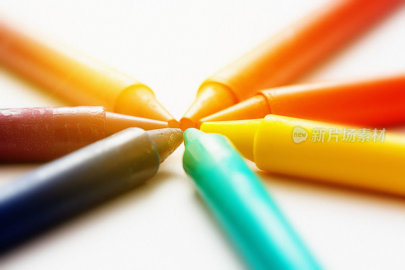 色彩鲜艳的五彩彩虹蜡笔