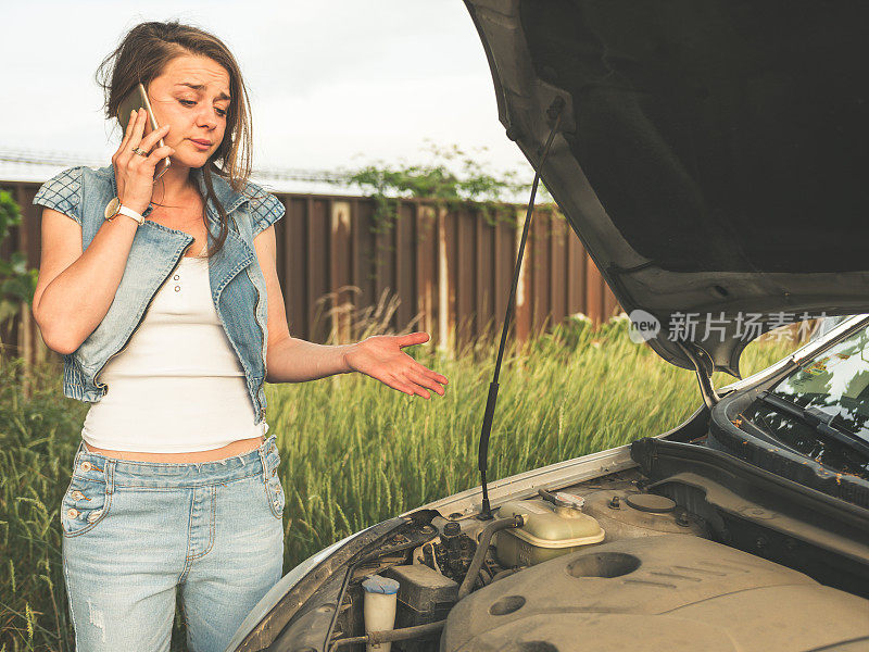 女孩的车在路上坏了，她试图在电话里解释问题