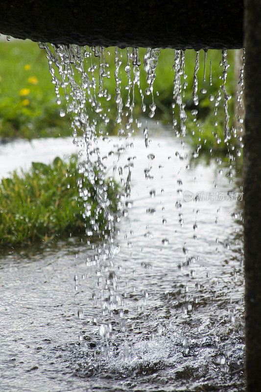 老石饮水喷泉，滴水滴落