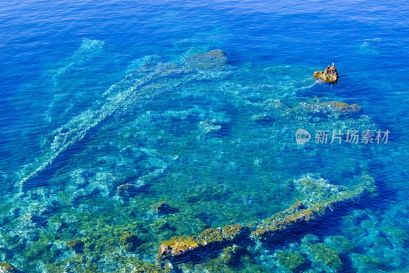 萨利纳岛清澈的海水，它是埃奥利安群岛(意大利西西里岛)的第二大岛。