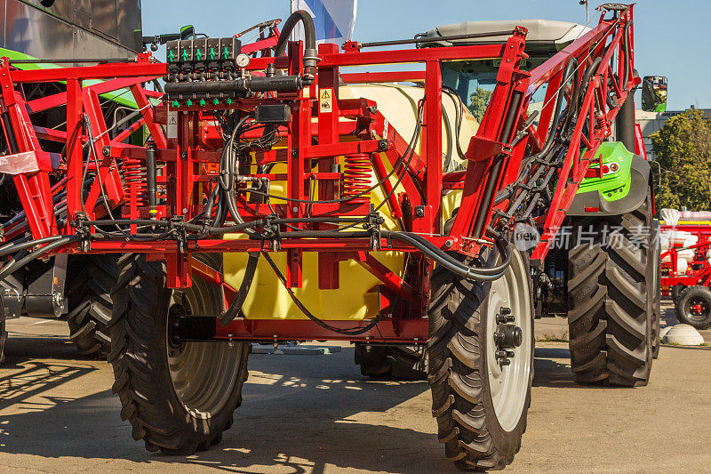 拖拉机用于农用工作，现代农业运输在田间作业，现代拖拉机近景