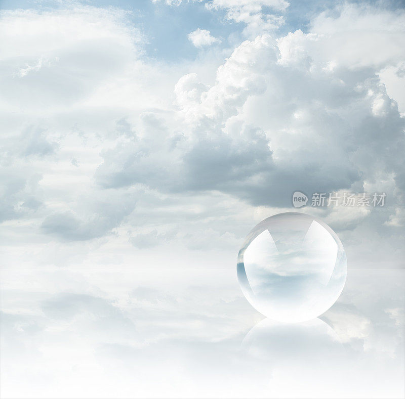 水晶球在天空中反射云朵
