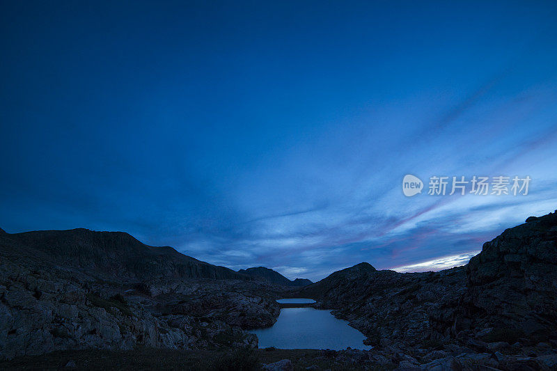 科罗拉多州圣胡安山脉湖上空的夜空