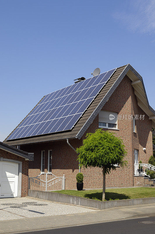 屋顶上有太阳能电池板的私人住宅