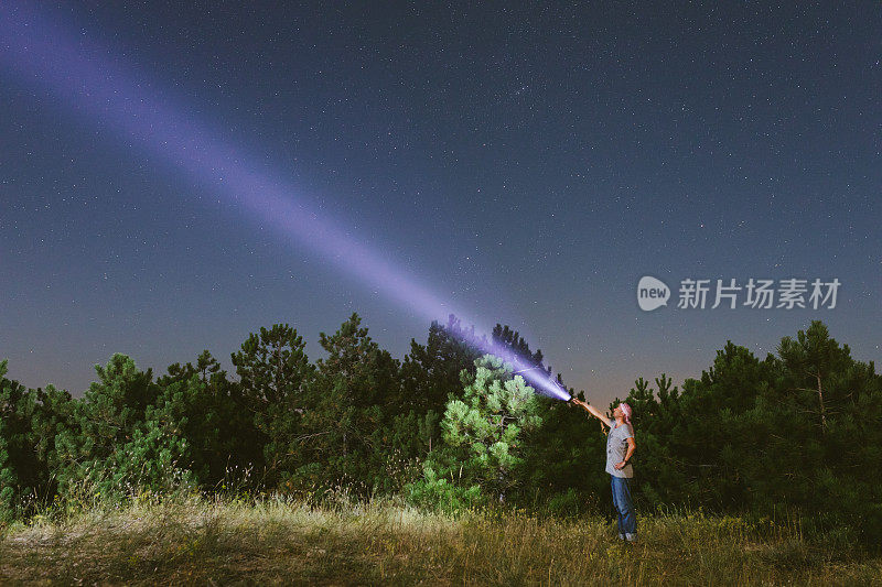 夜空中紫色的光芒