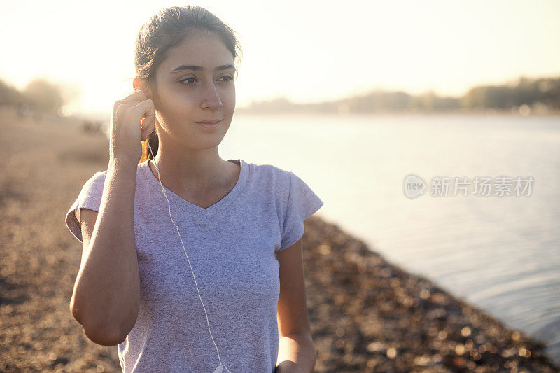 在湖边慢跑