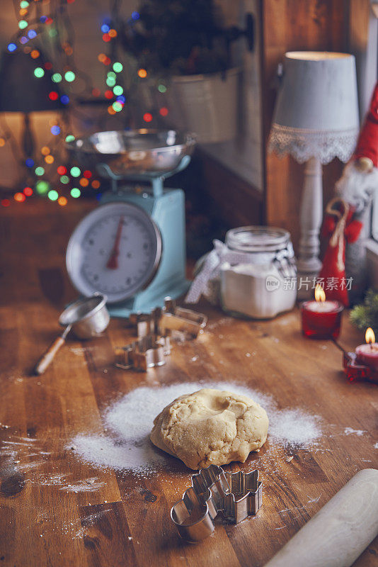 用面团制作圣诞饼干的节日烘焙