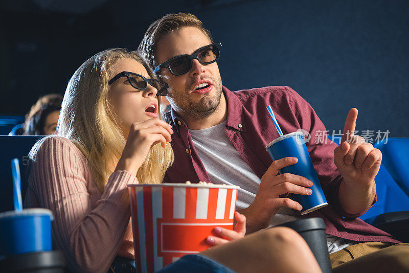 带着3d眼镜，带着爆米花一起在电影院看电影